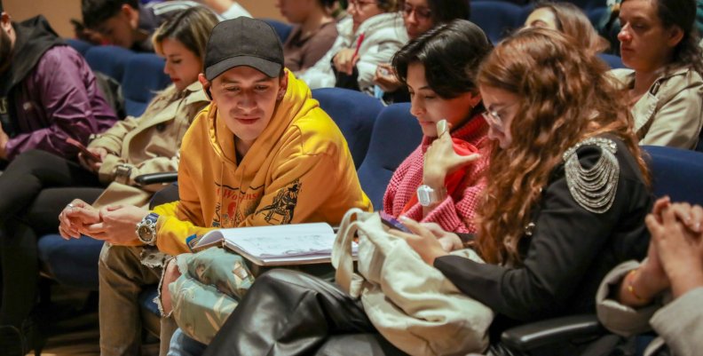 Imagen de estudiantes en el debate a la Alcaldía de Bogotá 2023