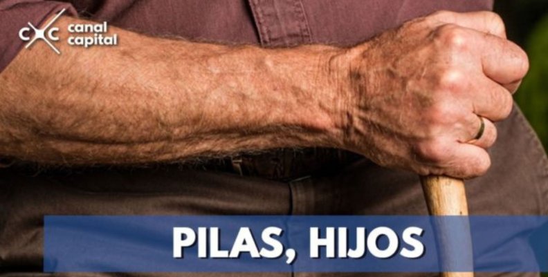 Adultos mayores Hombre con una herramienta en la mano