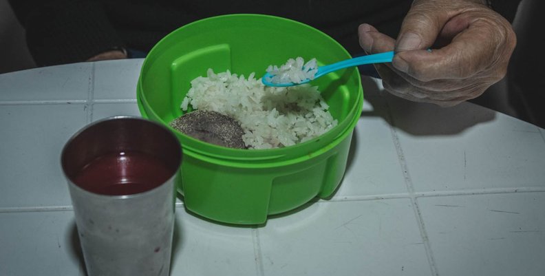Un tupper verde con comida 