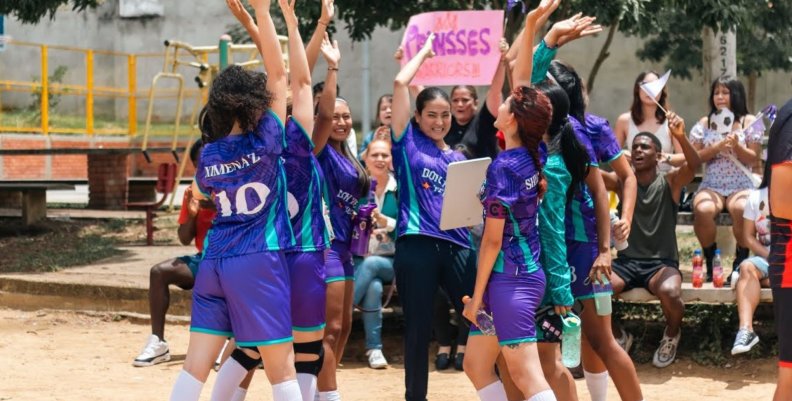 Abre Cámara Un grupo de niñas con uniformes azules