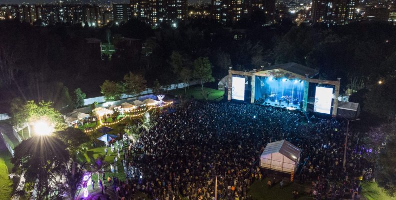 Colombia al Parque Una tarima para conciertos con miles de personas