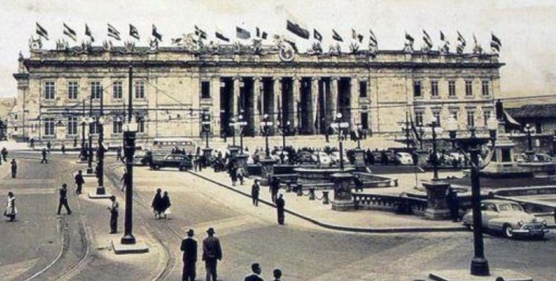 Colombia de los años 90 Congreso de la República: edificio al estilo grecorromano de colores beige y blanco