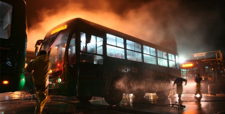 Bus de TransMilenio en llamas