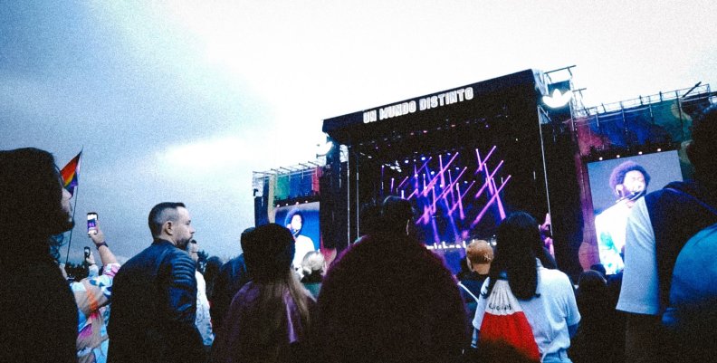 Tarima de conciertos llena de fans
