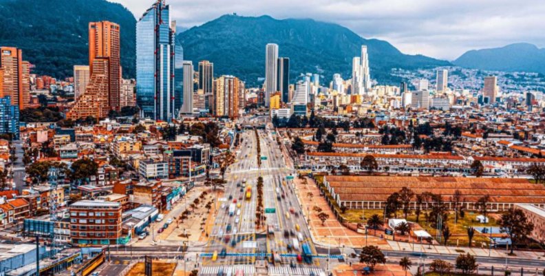 Vista panorámica de Bogotá: edificios, cerros y carreteras