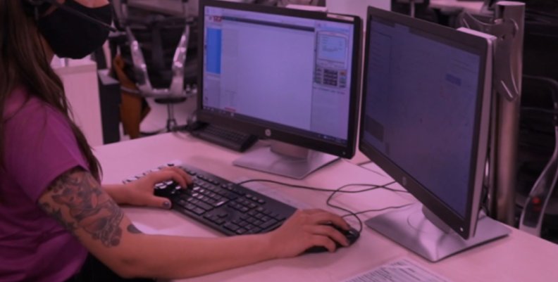 Mujer en un escritorio con un computador