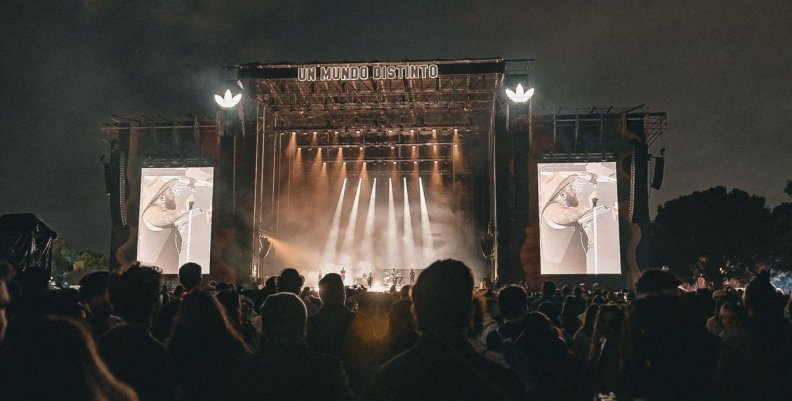 Tarima de conciertos llena de fans