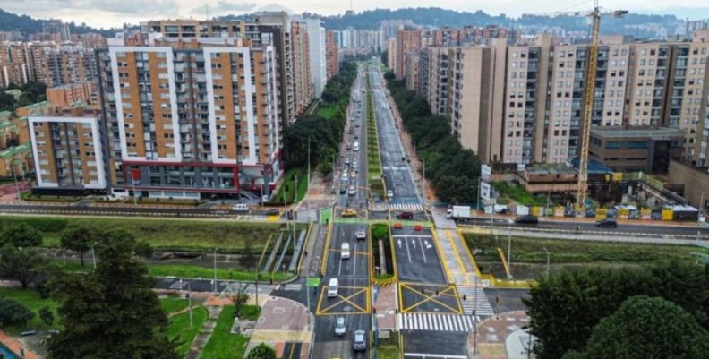 Avenida La Sirena Autopista en medio de dos torres de apartamentos