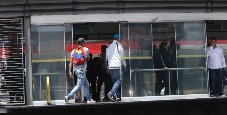 Una estación de bus con personas adentro