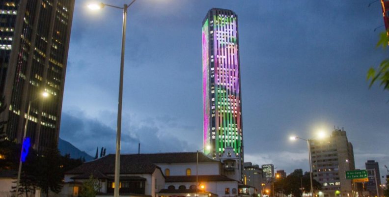 Vista de un edificio iluminado de noche 