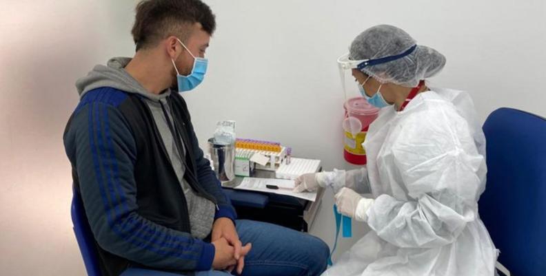 Enfermera y paciente en un consultorio con instrumentos médicos en una mesa al lado