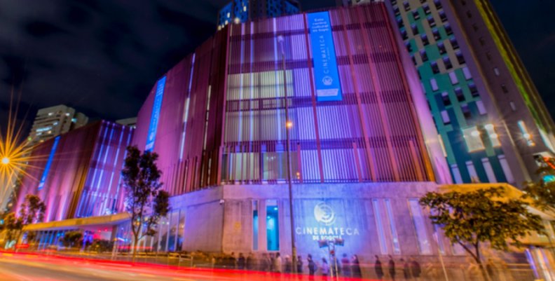 Cinemateca de Bogotá en la noche