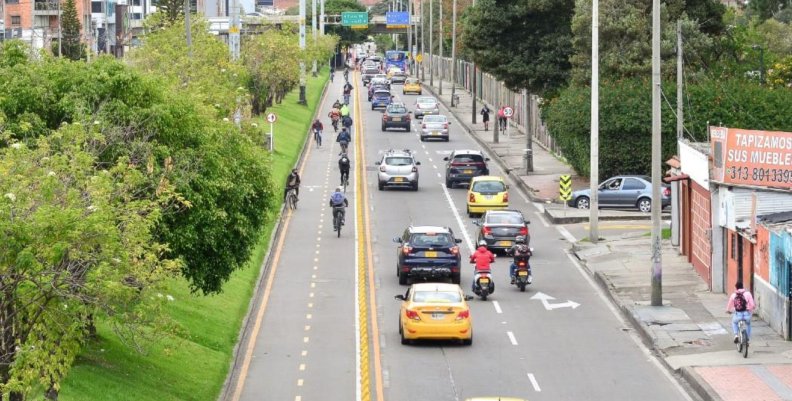 Pico y Placa Solidario Carretera llena de carros y motos