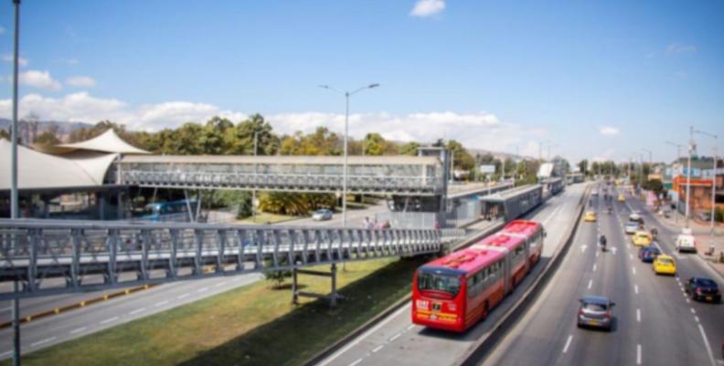 Estación de TransMilenio sobre autopista