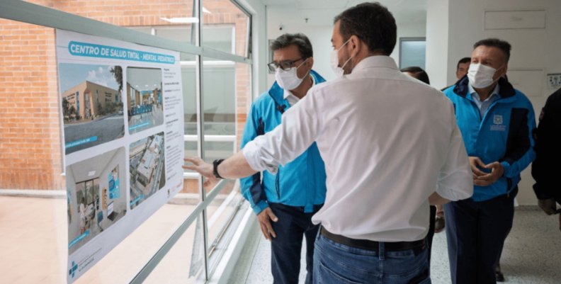 Tres hombres con chaquetas azules y tapabocas
