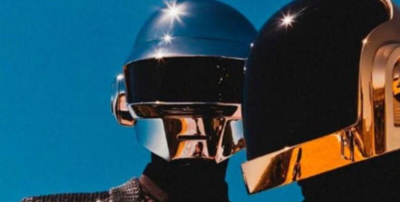 Miembros del dúo Daft Punk con sus cascos en un fondo azul