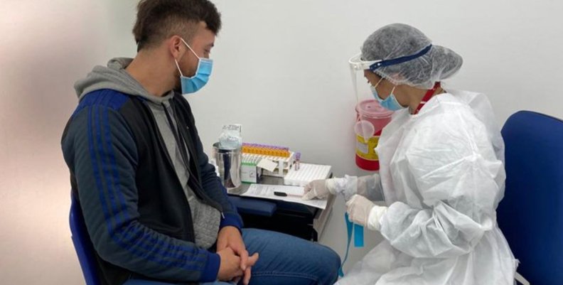 Fiebre amarilla Enfermera vacunando a un joven
