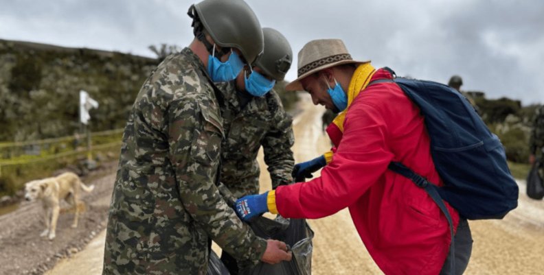 Páramo de Sumapaz Dos militares sosteniendo una bolsa de basura