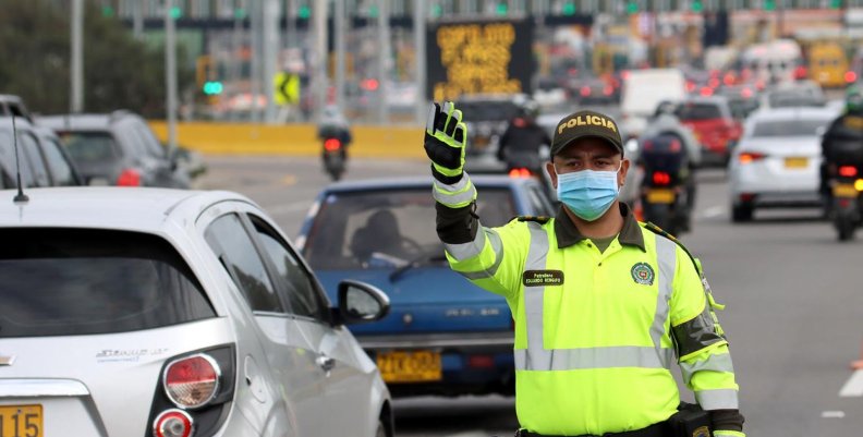 Un policía vestido de verde