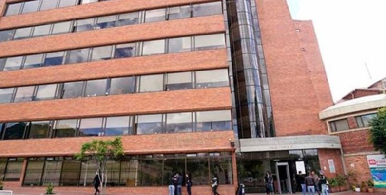 Medicina Legal Edificio de ladrillos y ventanales negros