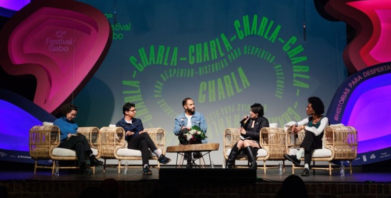 Festival Gabo Una tarima con cinco personas charlando