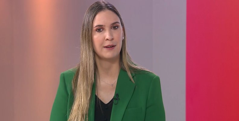 Mujer con saco verde