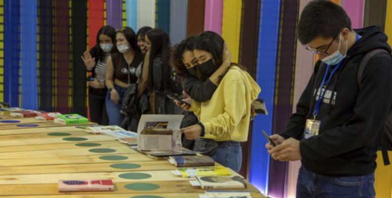 Asistentes a la Feria del Libro de Bogotá