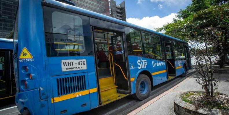 Bus del SITP visto desde la parte posterior