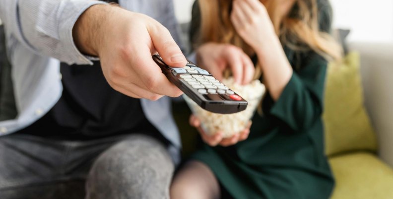 Hombre con un control de televisor en la mano