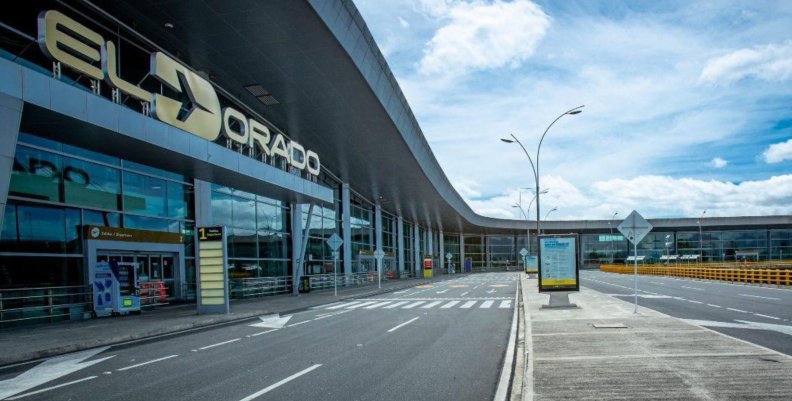 Vista frontal de la entrada del aeropuerto internacional El Dorado en Bogotá