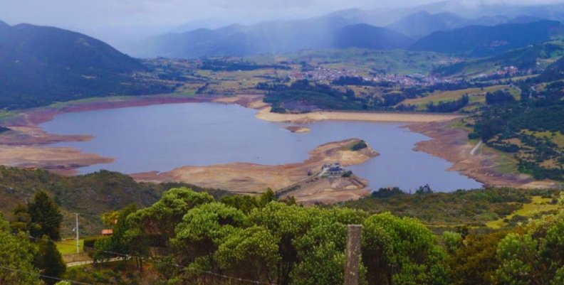 Imagen panorámica del embalse San Rafael