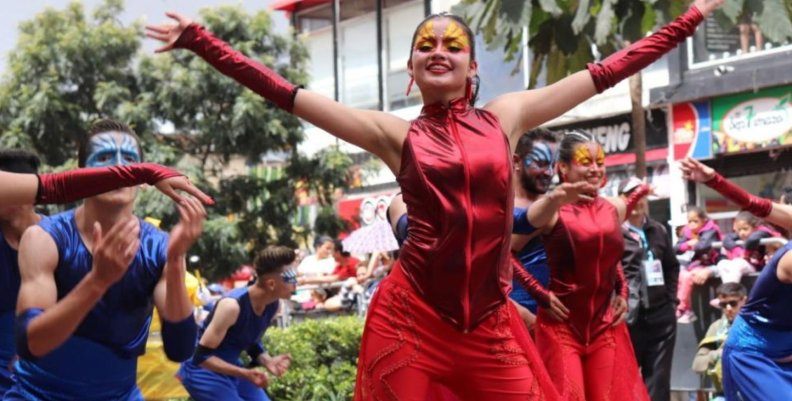 Presentación de artistas sobre la Carrera Séptima de Bogotá