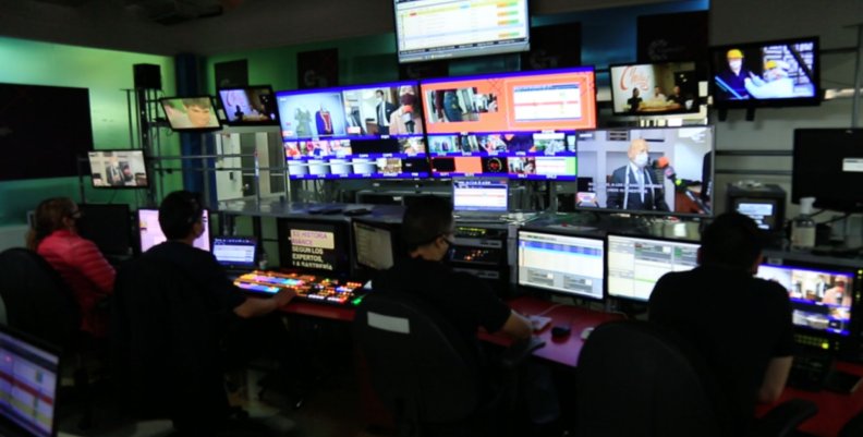 Personal de producción televisiva frente a las pantallas de control durante la grabación de un programa.