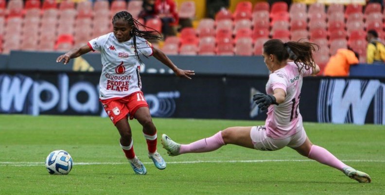 Imagen de una jugadora de Santa Fe contra una portera rival en la Copa Libertadores Femenina 2023