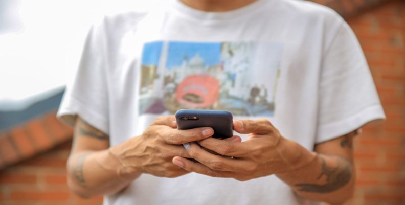 Hombre con un celular en la mano