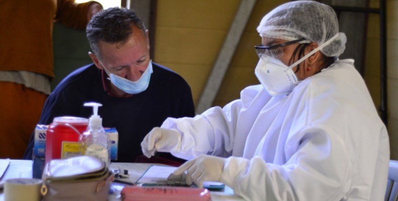 Personal médico hablando con un ciudadano por la vacunación contra covid-19