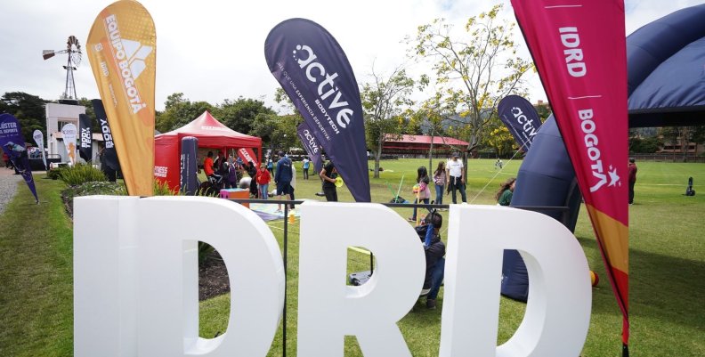 Letrero gigante del Instituto distrital de Recreación y Deporte de Bogotá