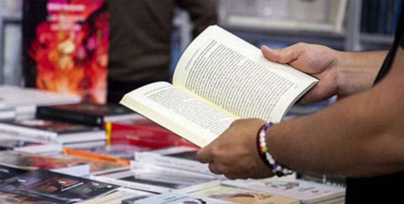 Persona con un libro en las manos en la Feria del Libro