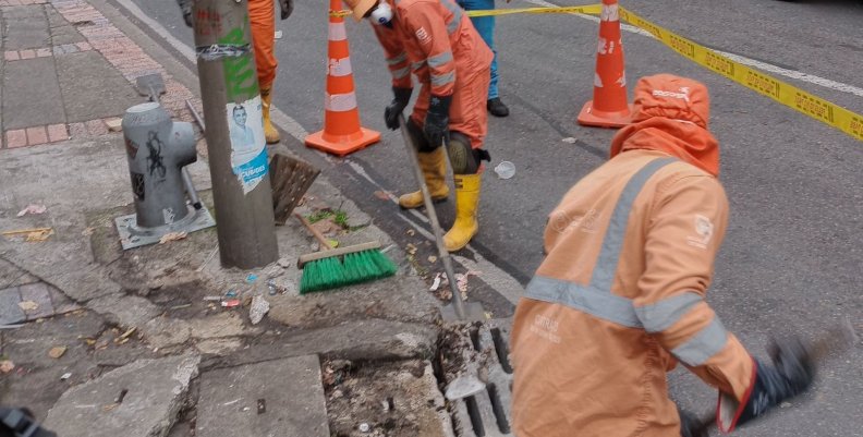 Personal del Acueducto de Bogotá limpiando uno de los sumideros de la ciudad