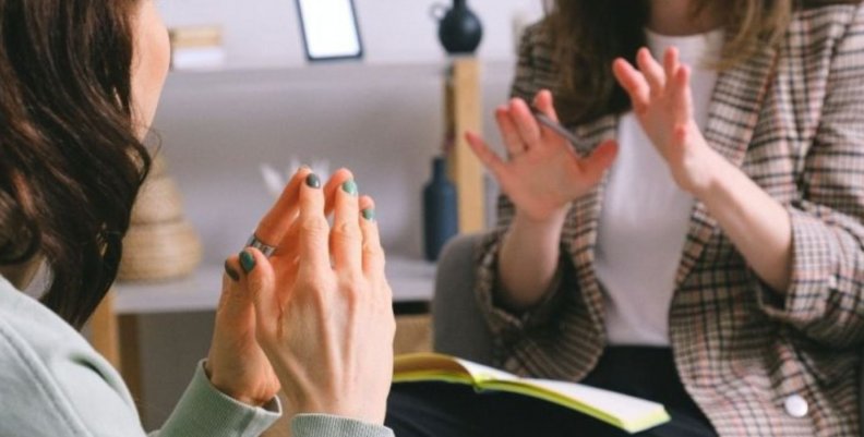 Dos mujeres conversando sobre salud mental