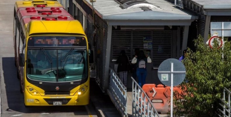 TransMilenio TransMilenio llegando a una estación.