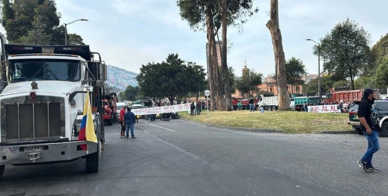 Camiones bloqueando una vía de Bogotá