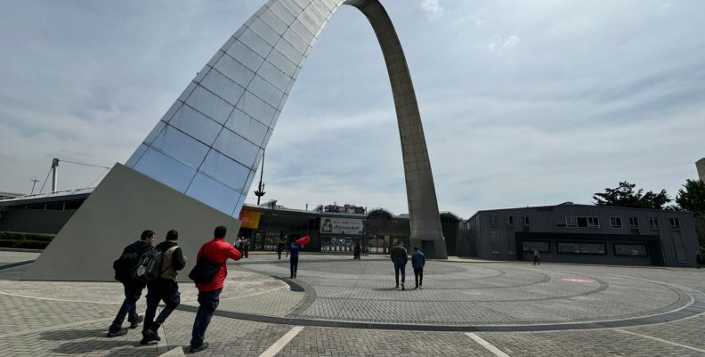 Imagen del arco en la entrada de Corferias en el marco de la Feria Internacional del Libro de Bogotá