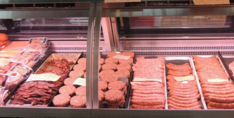 Carne Mostrador lleno de productos cárnicos