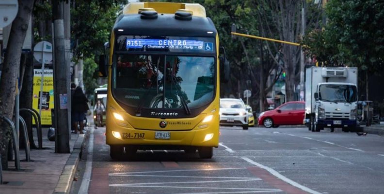 Bus del SITP sobre la carrera 13 durante la inauguración del carril preferencial