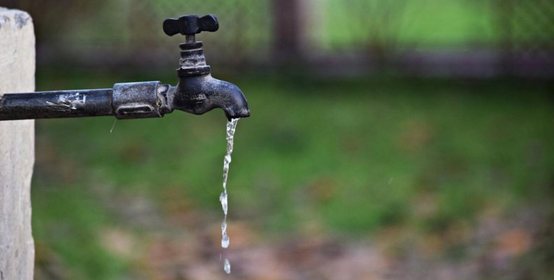 Una llave de agua con fuga