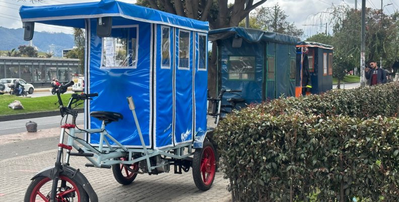 Bicitaxi azul parqueado en una de las calles de Bogotá