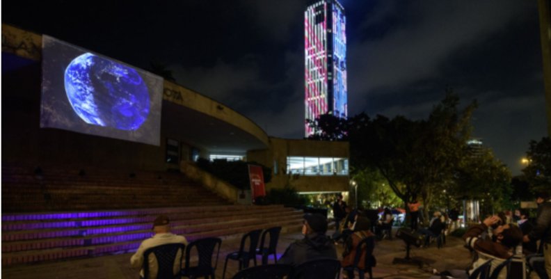 Imagen de la entrada del Planetario de Bogotá en el Centro de la ciudad