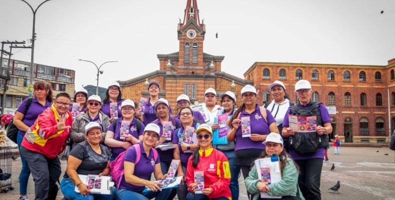 Mujeres en la Plaza Principal de San Cristóbal después de una actividad sobre políticas públicas y género