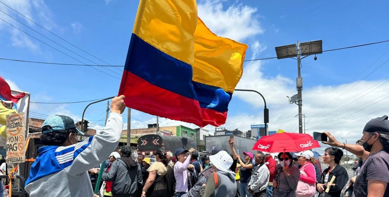 Bandera de Colombia ondeada durante una protesta en las calles de Soacha